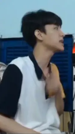 chỉ tay lên trời hận