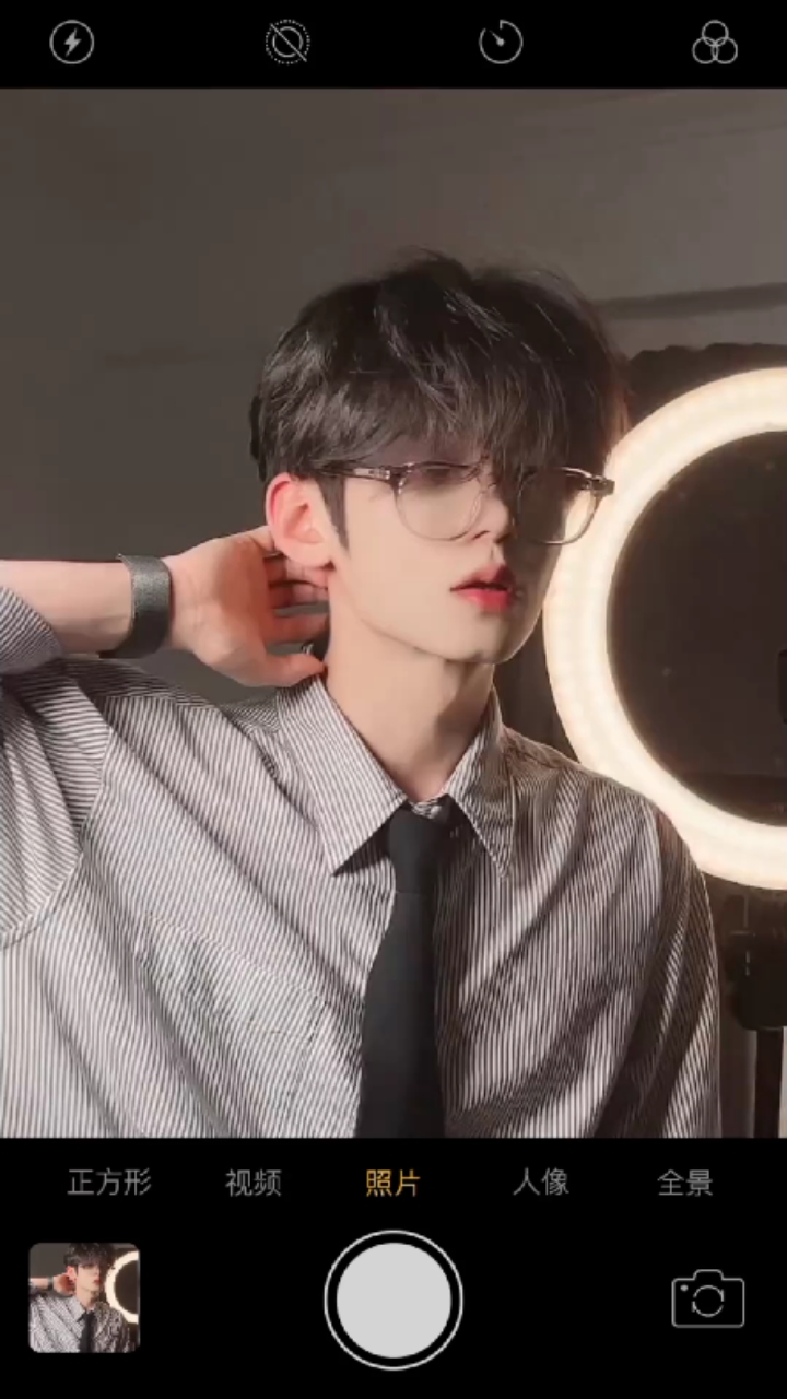 1Vid et 6 photos