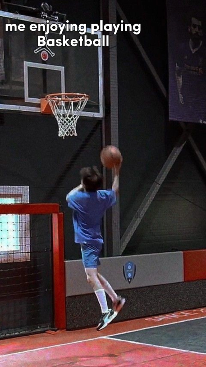 NAGLALARO AKO NG BASKETBALL