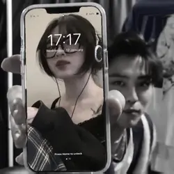 Jaemin Pegang Hp