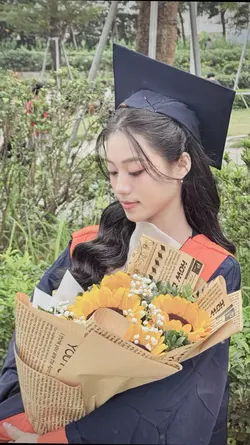 Mẫu 4 ảnh Kỷ Yếu