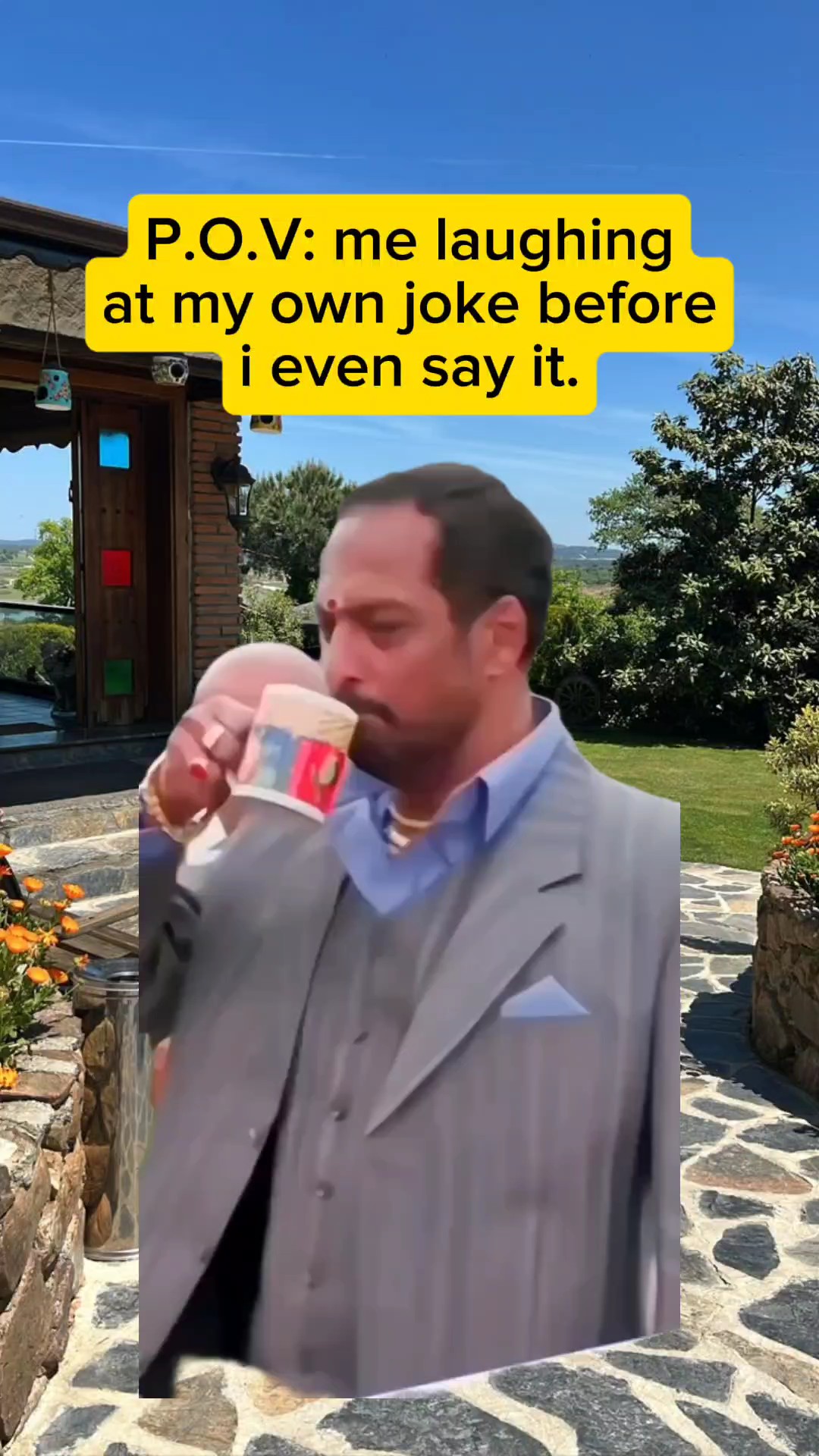 Adam gülüyor 