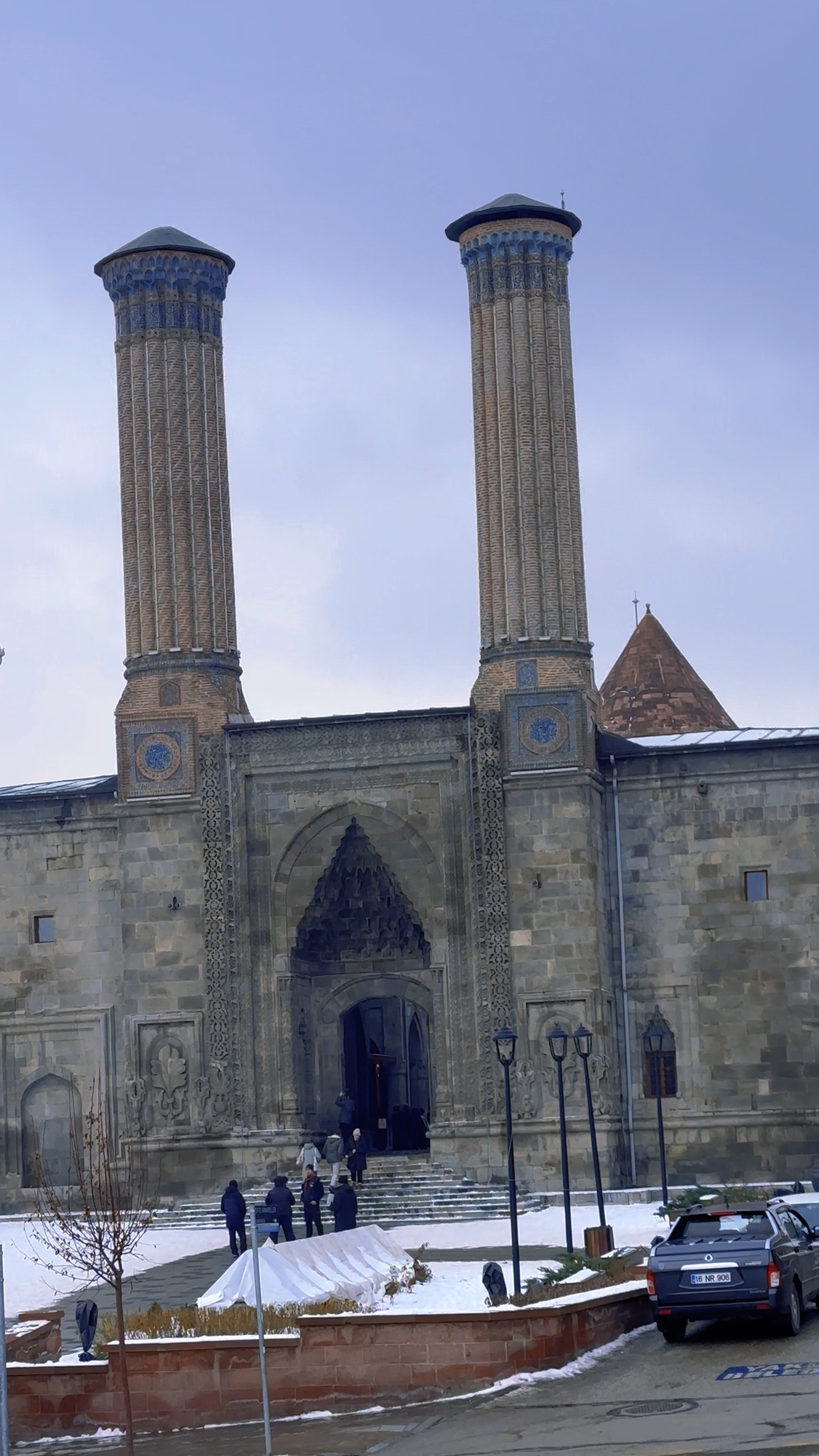 Burayı Bilen Varmi