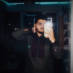 Selfie în oglindă — buclă nocturnă