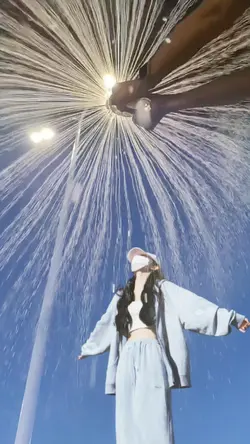 Trend bóp chai nước 