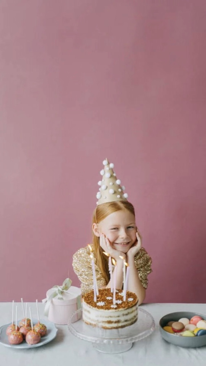Pantalla de producto de pastel de cumpleaños que golpea el estilo TikTok