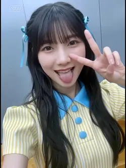 舌を出しウインク！！