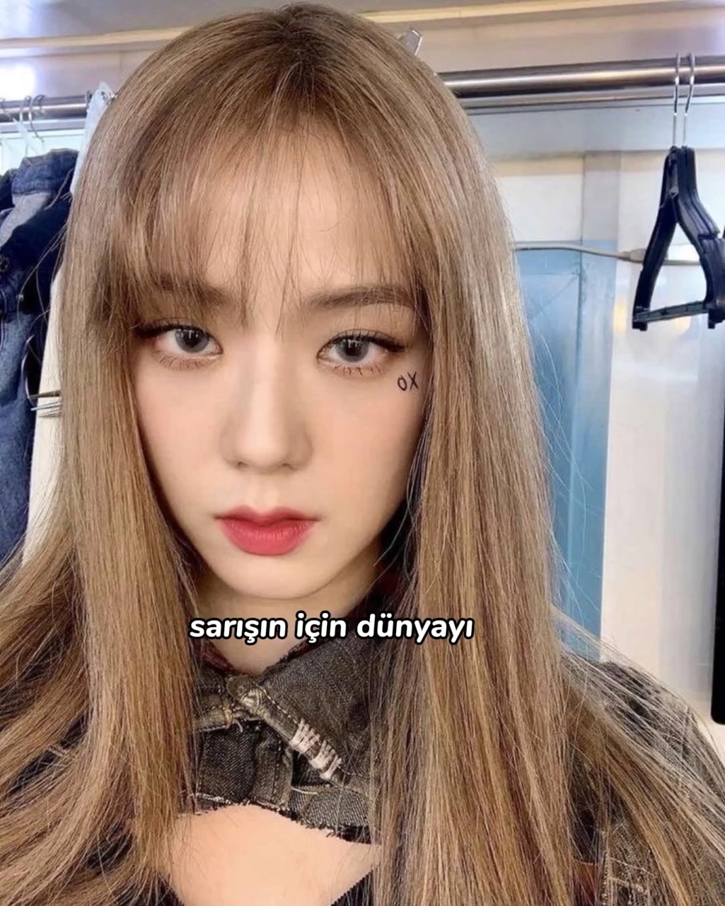 Kırmızı saçlı Jisoo 