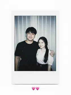 โพลารอยด์เธออยู่ข้างๆ