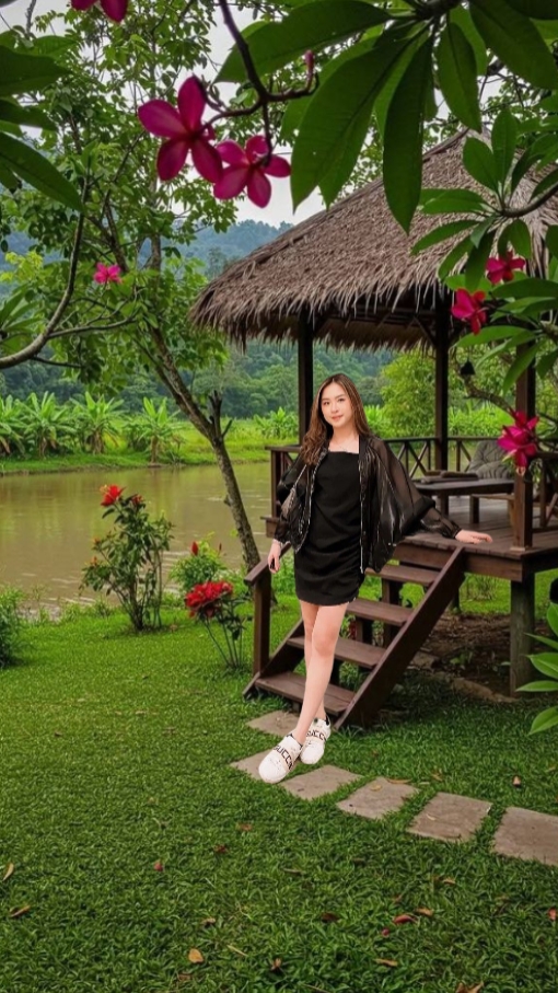 Gajebo pinggir danau