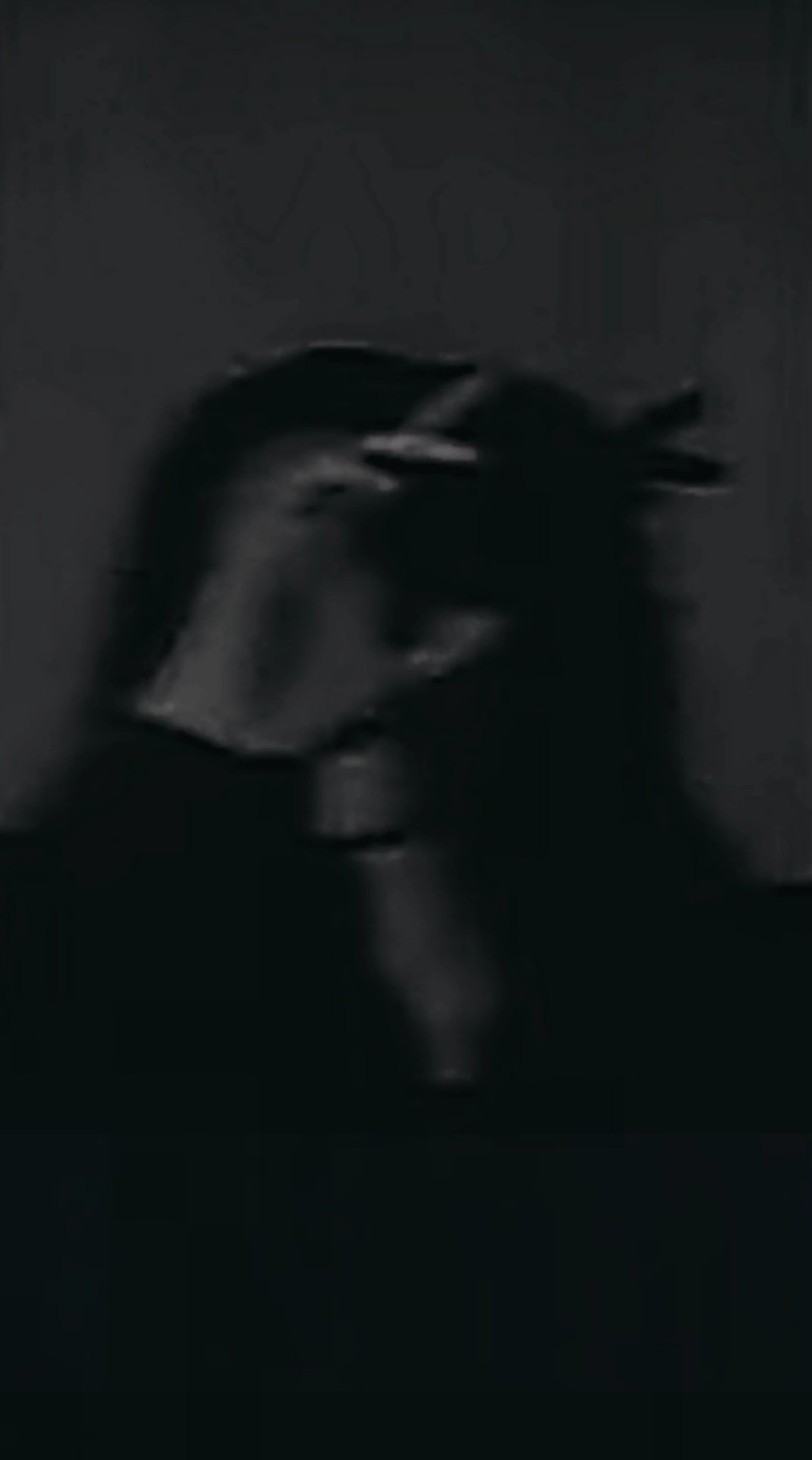 অন্ধকারে পুড়ে আমি