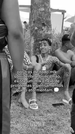 por trás.