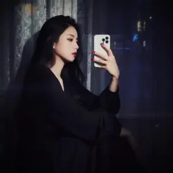 Nocne selfie z neonowym sznytem