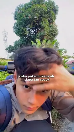 coba pake mukena ah.