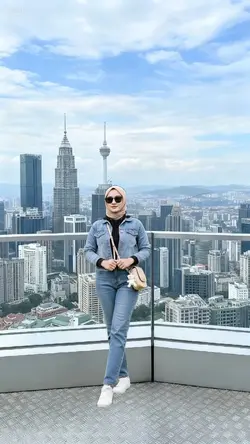 di atas gedung