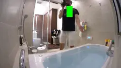 何かを風呂に投げ入れるヒカキン