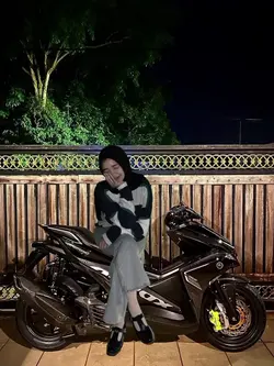 cewe duduk di motor