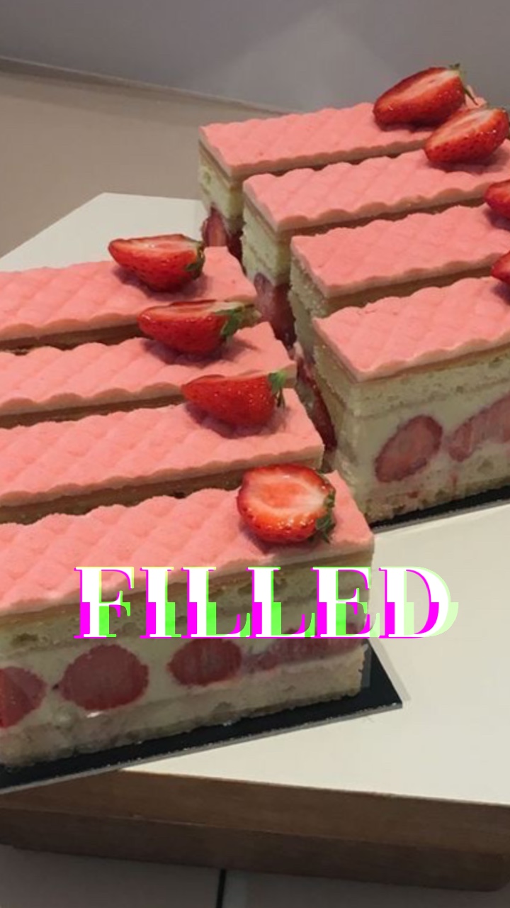 Produk Kue Strawberry Tampilan Layar Rekreasi Gaya TikTok