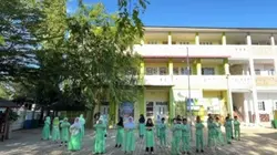 teks muncul dr bawah