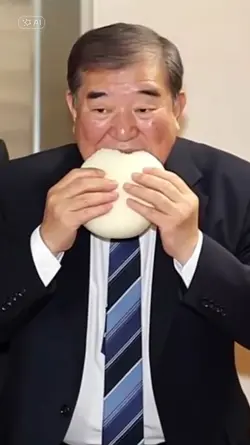 超特大オニギリを食べる