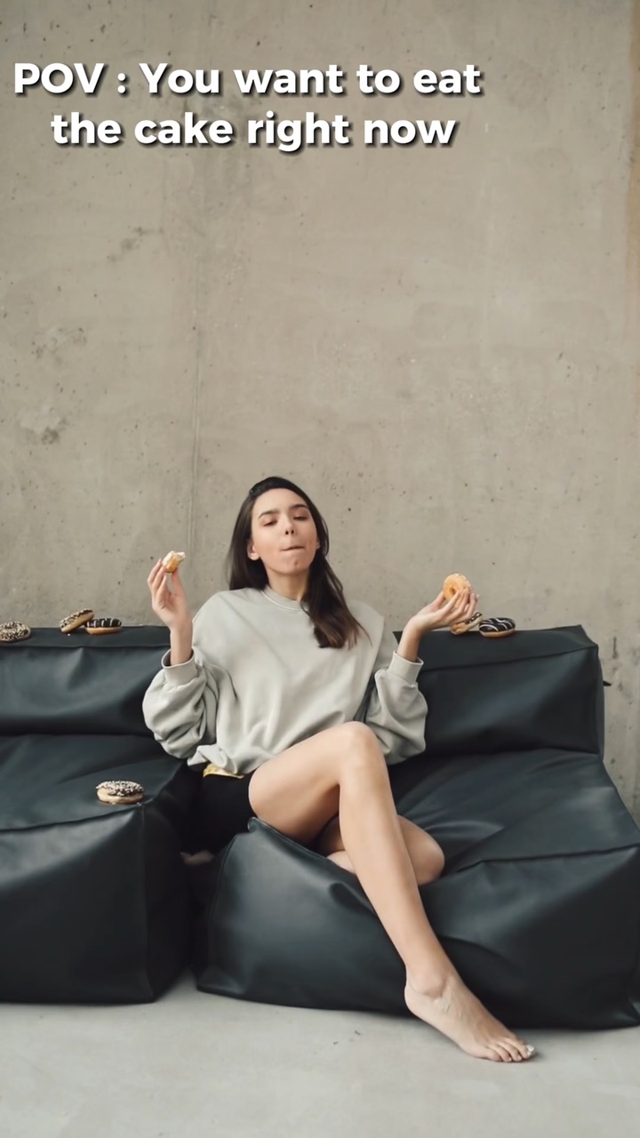 Exibição de comida deliciosa batendo no estilo TikTok