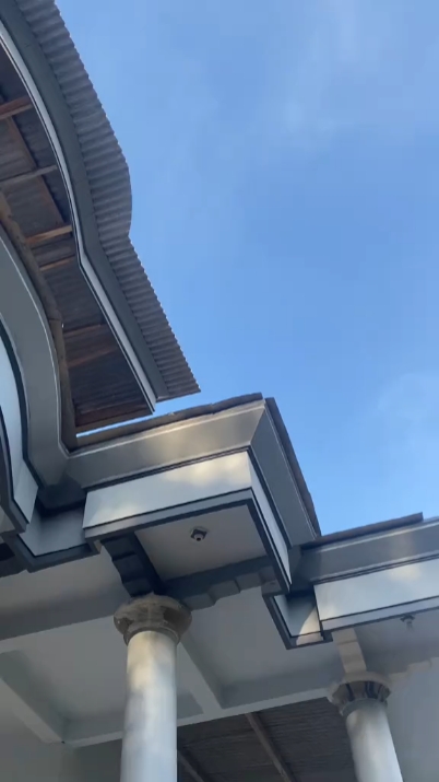 TREN pengisi daya penuh 