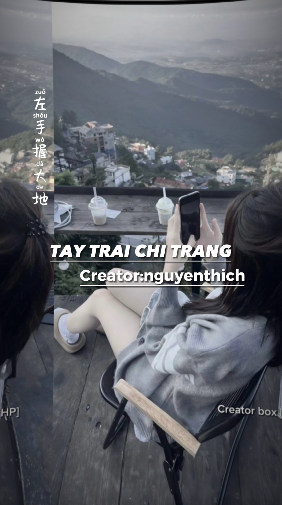 Tay trái chỉ trăng