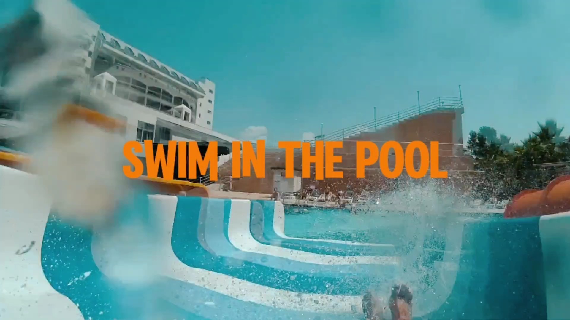 Nada en la piscina 