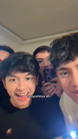 senyumnya ahh