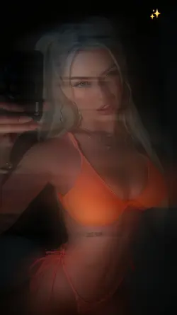 Ela de calcinha 