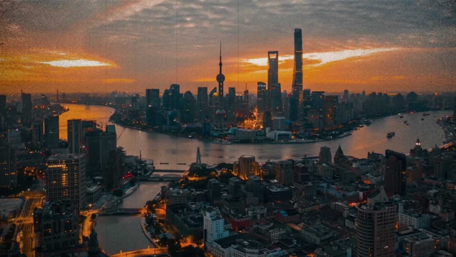 Tiro con dron al atardecer