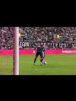 Messi cross defender