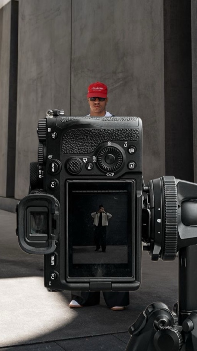 CUTOUT PHOTOGRAPHER