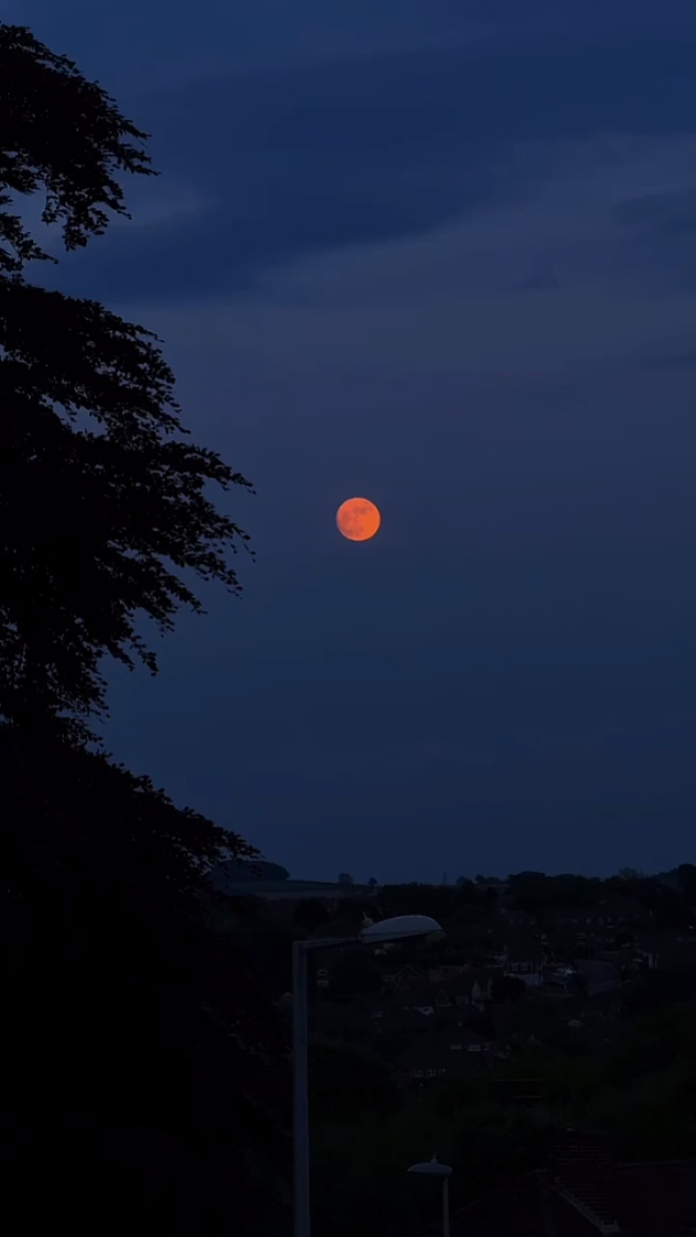 Olha é uma lua