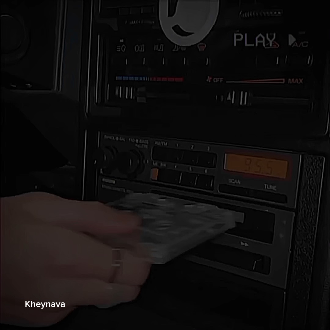 អង្គុយស្ដាប់ចម្រៀង