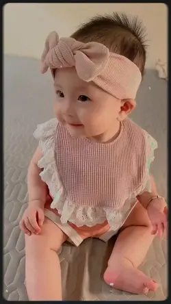 Em bé 6 tháng tuổi