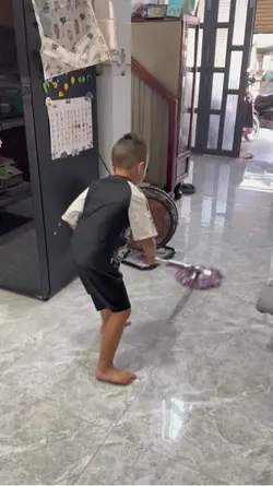 Em bé lau nhà