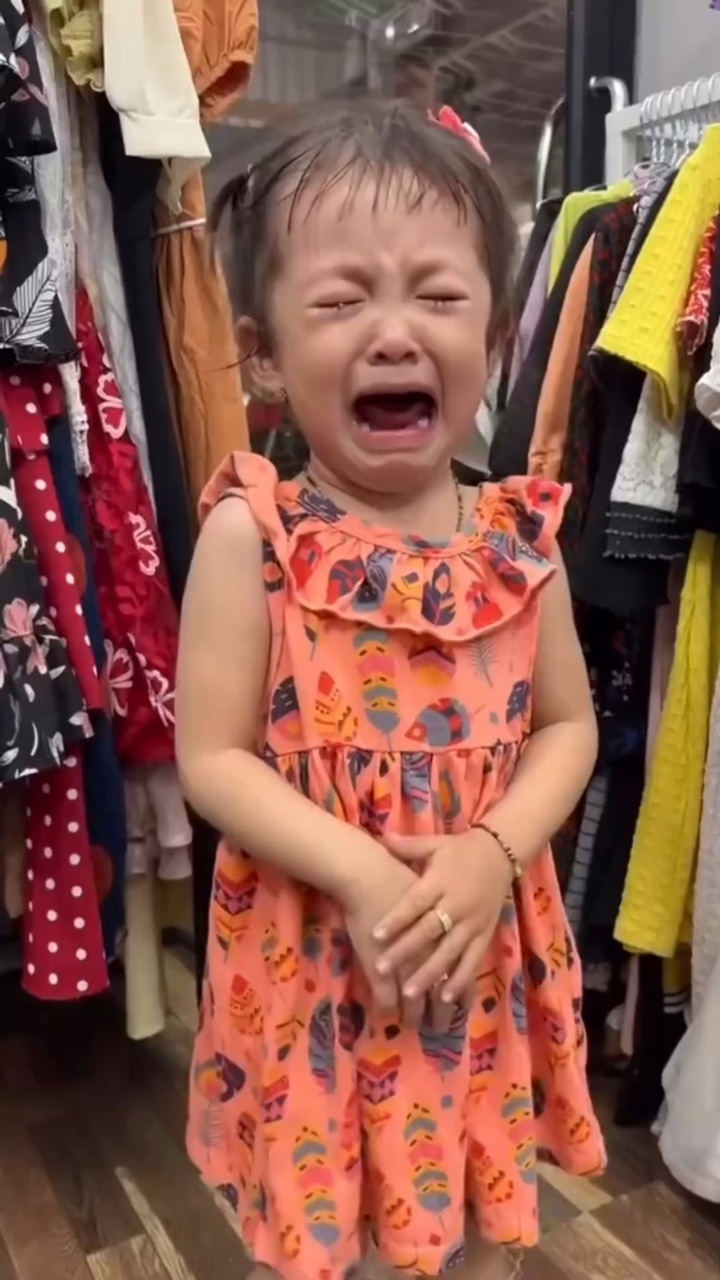 😭 Crying Girl 🧒 
