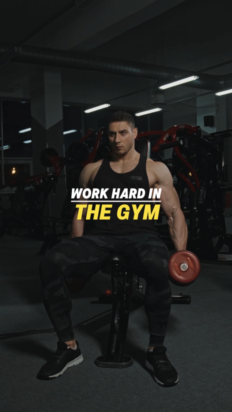 Travailler dur dans la salle de sport