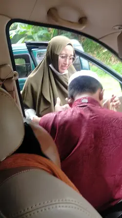 Melepas anak mondok
