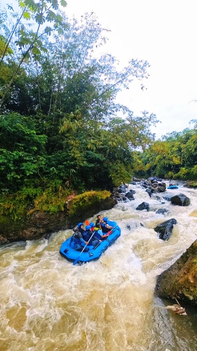 Cine de rafting 