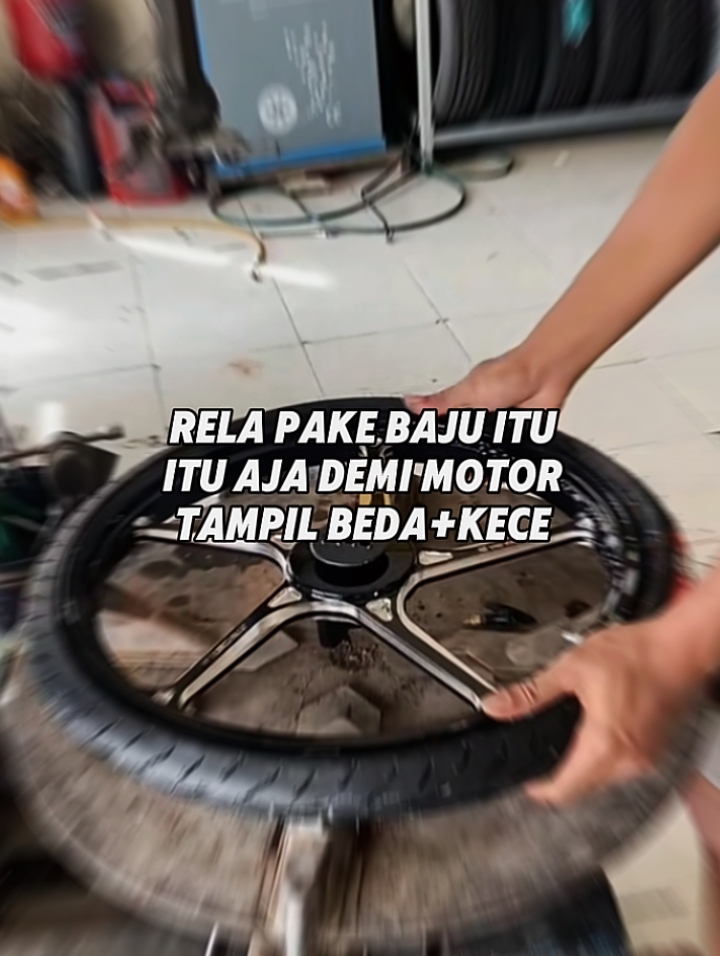 rela pake baju itu