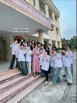 [2] Anh nằm bên trái