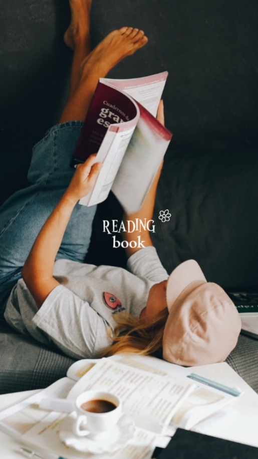 reading book𔓘