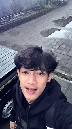 SENYUM TIPIS ISAL