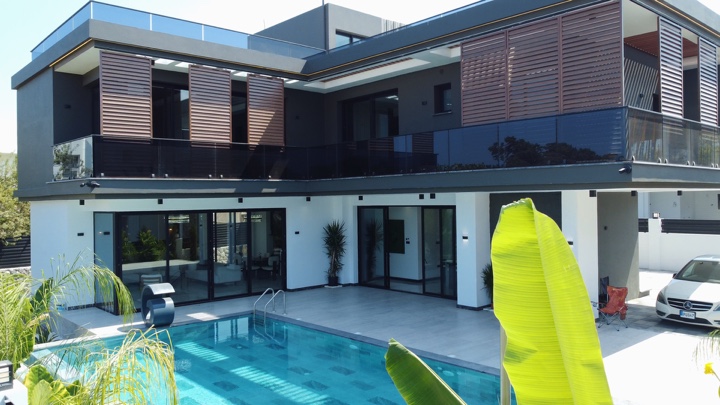 Villa Lux Island, Itália