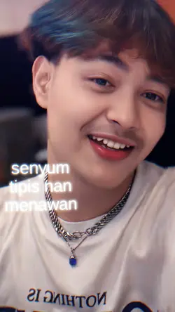 Senyum Tipis Tren