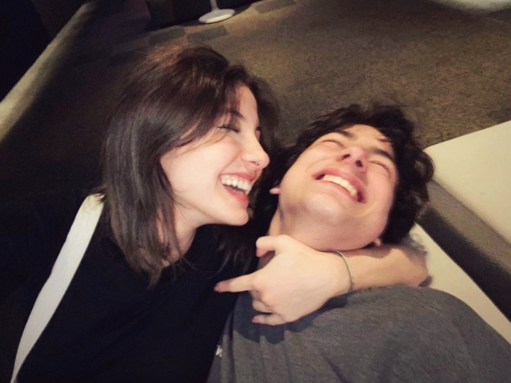 Casal despejo de fotos 