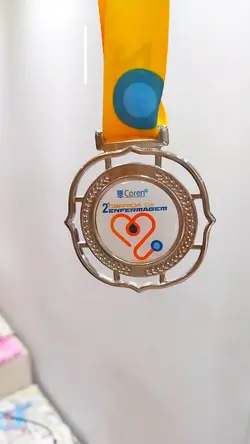 Medalha pendurando