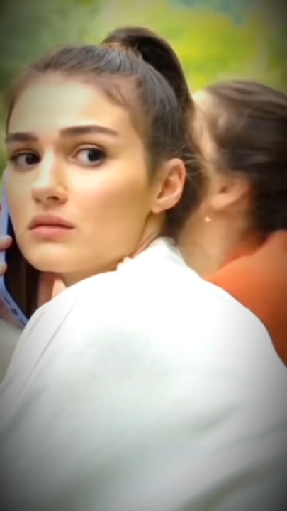 Meninas encarando 